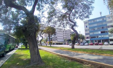 EXCELENTE OPORTUNIDAD DE INVERSIÓN!!! SE VENDE CASA COMO TERRENO O LOCAL COMERCIAL, ZONIFICACIÓN RDA COMPATIBLE CON CZ EN AV. SALAVERRY, JESÚS MARÍA