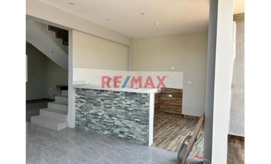 Alquiler De Casa De Estreno En Urb.Boulevard Park Plaza Dos Pisos  // ID: 1137949