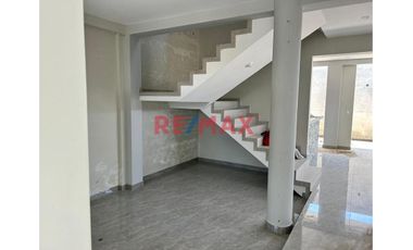 Alquiler De Casa De Estreno En Urb.Boulevard Park Plaza Dos Pisos  // ID: 1137949