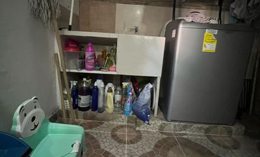 Casa esquiner, vehicular de tres pisos y altillo