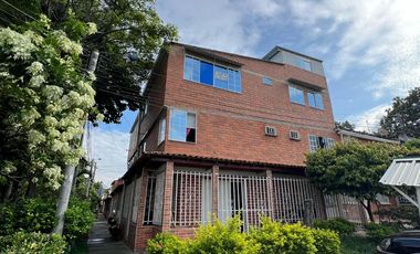 Casa esquiner, vehicular de tres pisos y altillo