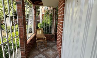 Casa esquiner, vehicular de tres pisos y altillo