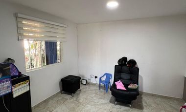 Casa esquiner, vehicular de tres pisos y altillo