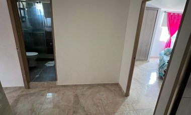 Casa esquiner, vehicular de tres pisos y altillo