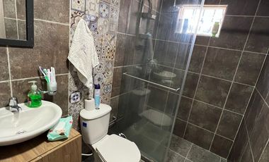Casa esquiner, vehicular de tres pisos y altillo