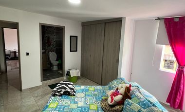 Casa esquiner, vehicular de tres pisos y altillo