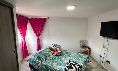 Casa esquiner, vehicular de tres pisos y altillo