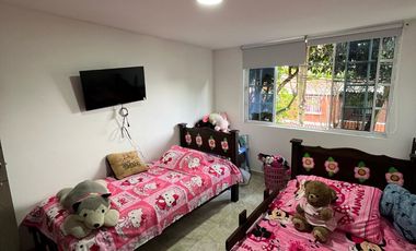 Casa esquiner, vehicular de tres pisos y altillo