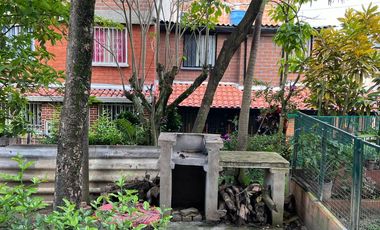 Casa esquiner, vehicular de tres pisos y altillo