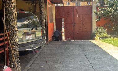 Se vende salón de eventos con locales comerciales en San Miguel del Monte, Morelia, Michoacán.
