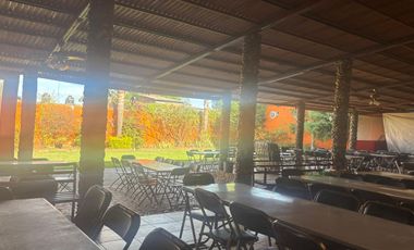 Se vende salón de eventos con locales comerciales en San Miguel del Monte, Morelia, Michoacán.