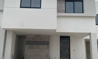 SE VENDE CASA CON PATIO AMPLIO Y CON VISTA A LA PLAYA TANTO EN ROOF DECK COMO EN PATIO