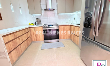 Vendo hermosa casa medianera en unidad cerrada.