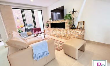 Vendo hermosa casa medianera en unidad cerrada.