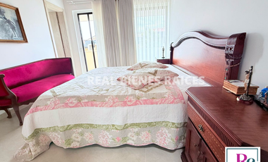 Vendo hermosa casa medianera en unidad cerrada.