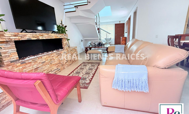 Vendo hermosa casa medianera en unidad cerrada.