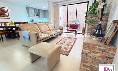 Vendo hermosa casa medianera en unidad cerrada.