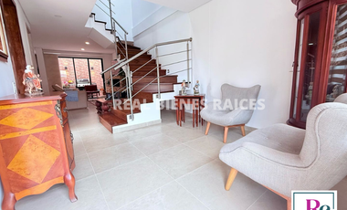 Vendo hermosa casa medianera en unidad cerrada.