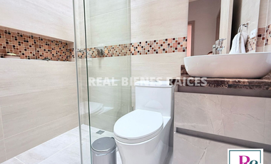 Vendo hermosa casa medianera en unidad cerrada.