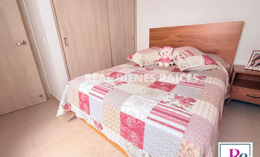 Vendo hermosa casa medianera en unidad cerrada.