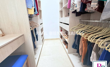 Vendo hermosa casa medianera en unidad cerrada.