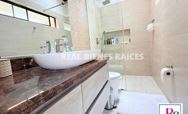 Vendo hermosa casa medianera en unidad cerrada.