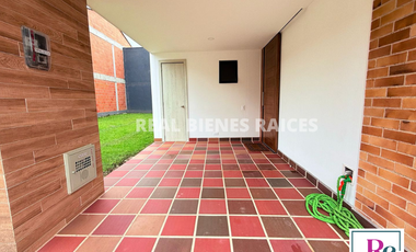 Vendo hermosa casa medianera en unidad cerrada.