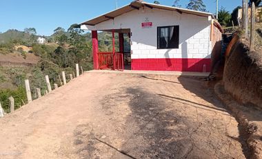 VENDO CASA FINCA CON COMPRAVENTA, BIEN BARATA EN MARINILLA ANTIOQUIA.