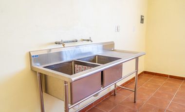 Conjunto Industrial en VENTA (4 Bodegas con Oficina y 2 Habitaciones cada una),con Local Comercial, Ubicado en San José Iturbide