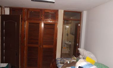 Casa venta Santiago de Surco. Frente a Parque. Amplia y segura.