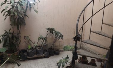 Casa venta Santiago de Surco. Frente a Parque. Amplia y segura.