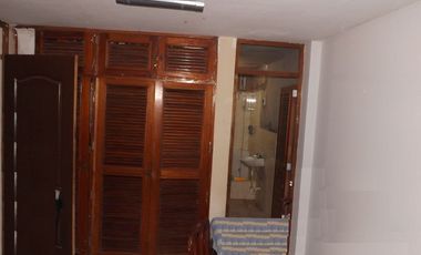 Casa venta Santiago de Surco. Frente a Parque. Amplia y segura.