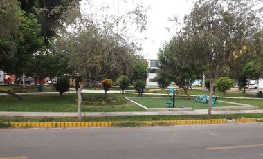 Casa venta Santiago de Surco. Frente a Parque. Amplia y segura.
