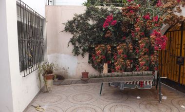 Casa venta Santiago de Surco. Frente a Parque. Amplia y segura.