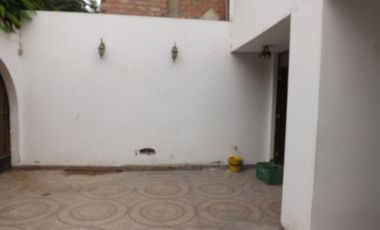 Casa venta Santiago de Surco. Frente a Parque. Amplia y segura.