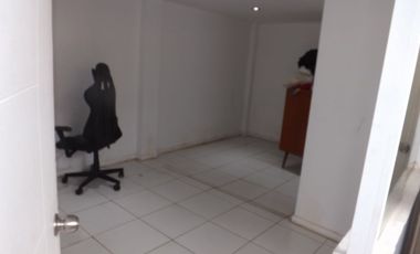 Casa venta Santiago de Surco. Frente a Parque. Amplia y segura.