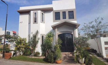 CASA EN VENTA EN SENDEROS DE MONTE VERDE COTO 2 4 RECAMARAS Y ROOF GARDEN
