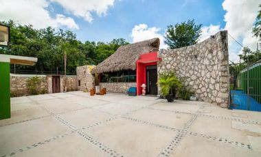 VENTA.  CASA SEMI AMUEBLADA. CANCUN. ALBERCA. 5 RECAMARAS. EXCELENTE UBICACION.