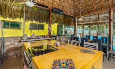 VENTA.  CASA SEMI AMUEBLADA. CANCUN. ALBERCA. 5 RECAMARAS. EXCELENTE UBICACION.