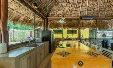 VENTA.  CASA SEMI AMUEBLADA. CANCUN. ALBERCA. 5 RECAMARAS. EXCELENTE UBICACION.