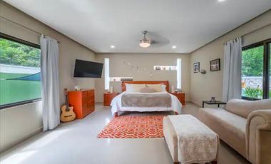 VENTA.  CASA SEMI AMUEBLADA. CANCUN. ALBERCA. 5 RECAMARAS. EXCELENTE UBICACION.