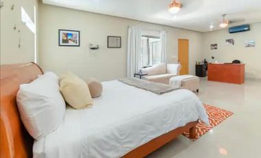 VENTA.  CASA SEMI AMUEBLADA. CANCUN. ALBERCA. 5 RECAMARAS. EXCELENTE UBICACION.