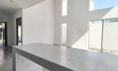 CASA SOLA A 3 MINUTOS DEL CENTRO DE TLAYACAPAN.