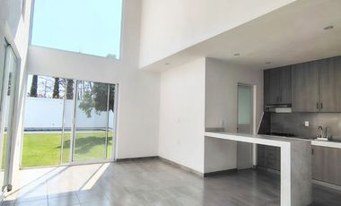 CASA SOLA A 3 MINUTOS DEL CENTRO DE TLAYACAPAN.