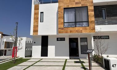 Casa de tres recámaras y roof garden en venta en Zibatá, Querétaro