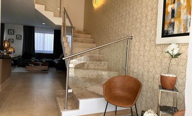 Casa de tres recámaras y roof garden en venta en Zibatá, Querétaro