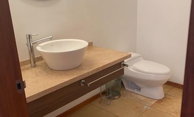 Amplio 300 m2 de 3 habitaciones cada uno con baño más sala de Tv cuarto servicio