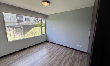 CASA 4 DORMITORIOS EN RENTA CUMBAYA