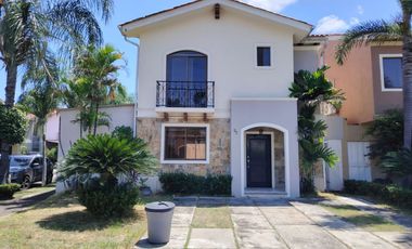 Casa esquinera de alquiler en la Urbanización Terra Nostra, Vía a la Costa.