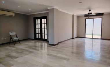 Casa esquinera de alquiler en la Urbanización Terra Nostra, Vía a la Costa.